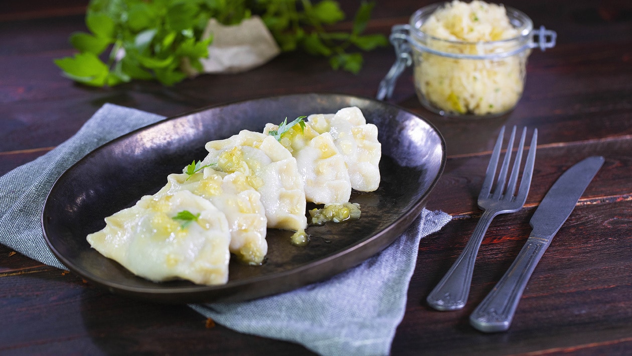 Wegańskie pierogi z mięsem roślinnym i rumianą cebulką Wegańskie pierogi z mięsem roślinnym i rumianą cebulką